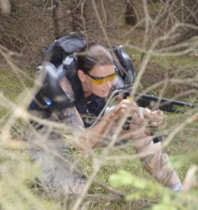 Weiblicher Lasergame Guerilla im Dickicht