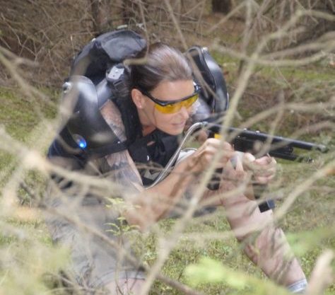 Weiblicher Lasergame Guerilla im Dickicht