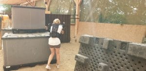 Mama mutiert zum Guerilla beim Laser Spiel