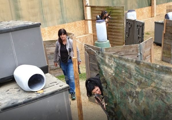 Gemeiner Angriff aus der Deckung beim Indoor Spiel