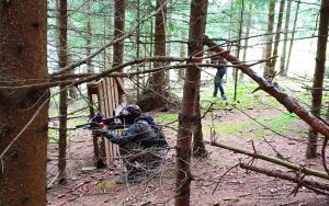 strategischer Angriff beim outdoor Lasertag in Kärnten