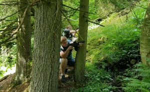 Verteidigungslinie beim outdoor Lasertag in Kärnten