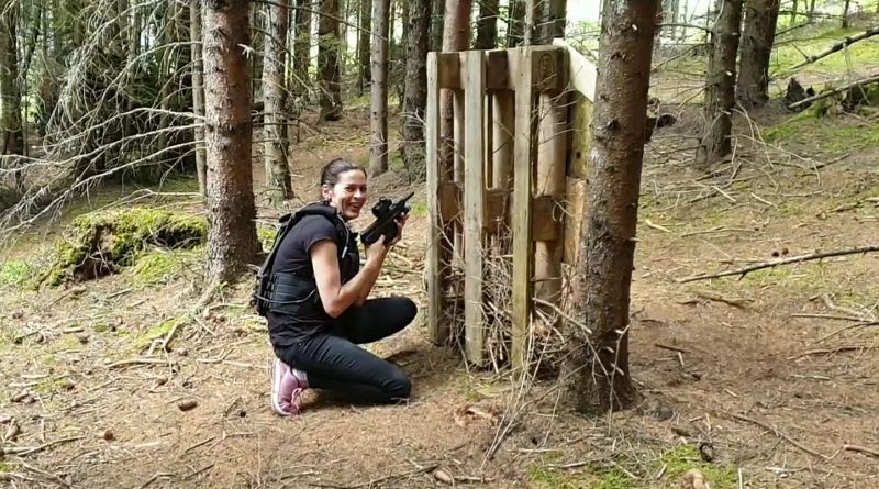 Mama hat Spaß beim Lasertag in Liebenfels Kärnten
