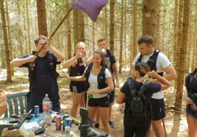 Spaß mit Klassenkameraden nach dem Abschluß beim Lasertag Spiel in Liebenfels/Kärnten