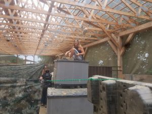 Kathi "Katze" Programmiererin bei Lazer Live Action Games Lasertag beobachtet Spieler in der Halle