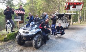 LaserTag Gruppe auf dem Geländer von LaZer Live Action Games in Kärnten / Österreich