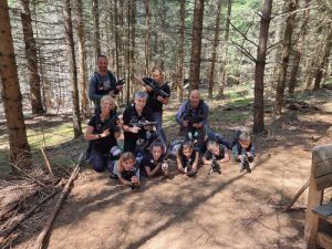 Zufriedene Spielergruppe beim Lasertag Spiel - Lazer Live Action Games in Kärnten