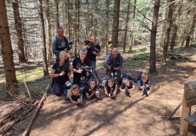 Zufriedene Spielergruppe beim Lasertag Spiel - Lazer Live Action Games in Kärnten