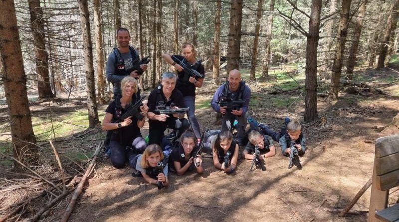 Zufriedene Spielergruppe beim Lasertag Spiel - Lazer Live Action Games in Kärnten