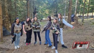 Junge Ladies happy beim Lasertag - Lazer Live Action Games in Kärnten