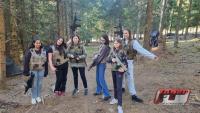Junge Ladies happy beim Lasertag - Lazer Live Action Games in Kärnten